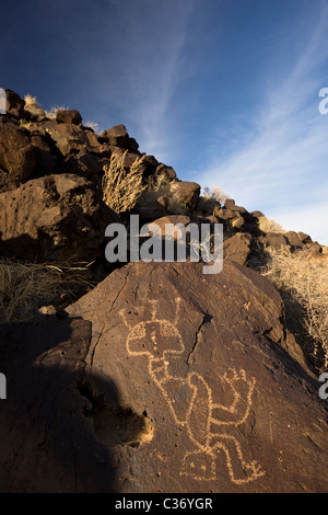 Alien wie Abbildung, indianische Petroglyphen im Petroglyph National Monument, Albuquerque, New Mexico, USA. Stockfoto