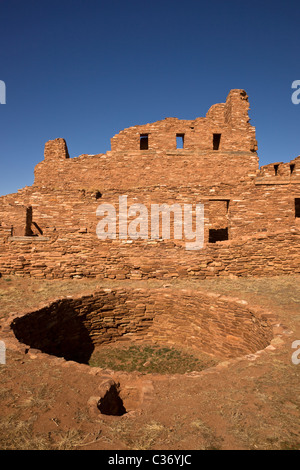 Pueblo Kiva vor spanischen kolonialen Kirche bei Abo-Mission, Salinas Pueblo Missionen National Monument, New Mexico, USA. Stockfoto