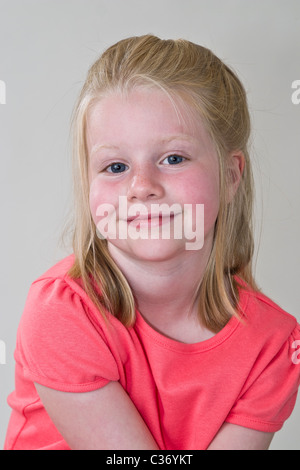 5-6 Jahre altes Mädchen. Herr © nachdenklich Träumen sitzen auf Kamera Myrleen Pearson Stockfoto