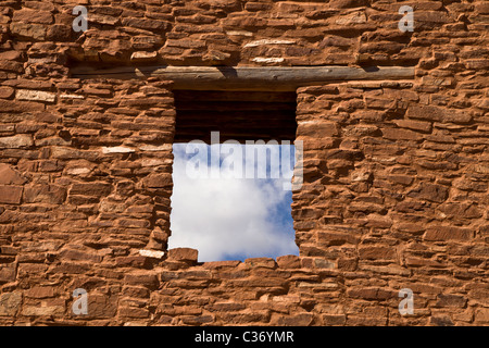 Fenster in der spanischen kolonialen Kirche von Quarai, Salinas Pueblo Missionen National Monument, New Mexico, USA. Stockfoto