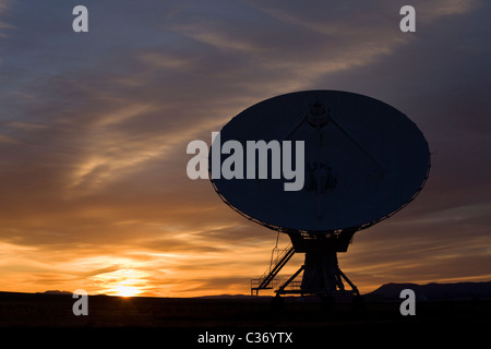 Silhouette des Very Large Array (VLA) bei Sonnenuntergang. National Radio Astronomy Observatory, New Mexico, USA. Stockfoto