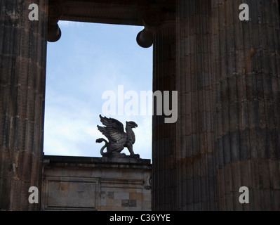 Statue eines Vogel Greif eine majestätische und legendäre Kreatur mit dem Kopf eines Adlers und den Körper eines Löwen Stockfoto