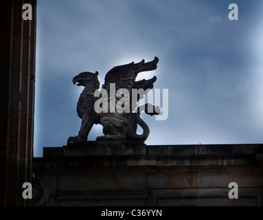 Statue eines Vogel Greif eine majestätische und legendäre Kreatur mit dem Kopf eines Adlers und den Körper eines Löwen Stockfoto