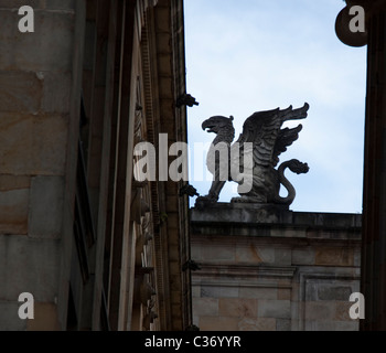 Statue eines Vogel Greif eine majestätische und legendäre Kreatur mit dem Kopf eines Adlers und den Körper eines Löwen Stockfoto