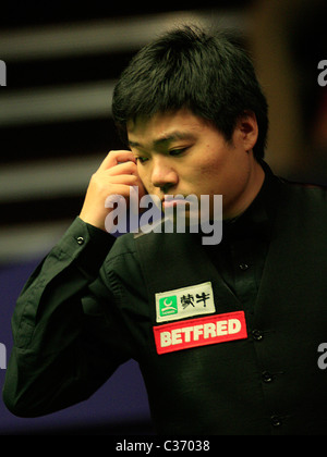 Ding Junhui (Chi) in Aktion gegen Judd Trump (Eng) Halbfinale (am besten von 33 Frames) World Championship Snooker aus dem Tiegel Stockfoto