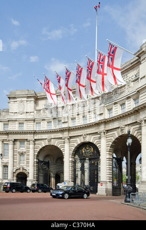 Union Jack-Flagge flattern in der Admiralty Arch an der Mall, London, UK Stockfoto