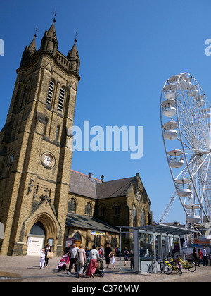 Cedar Square oder St Johns Square mit St. Johannes Kirche und das große Riesenrad Blackpool Lancashire UK Stockfoto