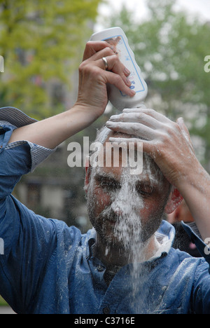 Ein "Zombie" gilt seine Make-up in Soho Square, London, 29.04.2011.  Foto © John Robertson, 2011. Stockfoto