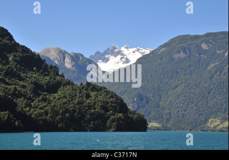 Blauer Himmel und Draufsicht des Volcan Tronador, Anden-Gebirge mit gemäßigten Regenwald-Bäume, aus See Todos Los Santos, Chile Stockfoto
