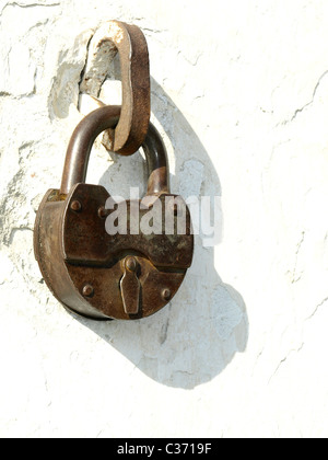 Alte Schlösser auf einem weißen Hintergrund einer alten Mauer Stockfoto