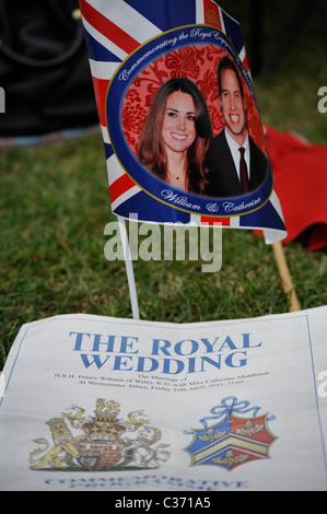 Fahnen und Programm von der königlichen Hochzeit zwischen Prinz William und Catherine Middleton im April 2011 Stockfoto