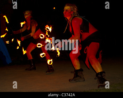 Beltane Fire Festival 30. April 2011 rote Frauen Feuer Jongleure Stockfoto