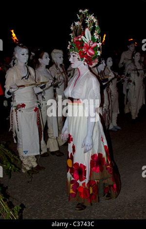 Beltane Fire Festival 30. April 2011, The May Queen und ihre weißen Frauen führen Prozession auf Calton Hill Edinburgh Schottland Stockfoto