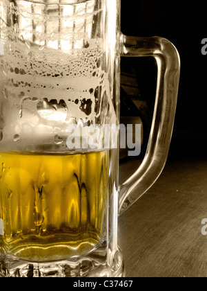 einen Becher Bier in einer Bar mit halb betrunken Inhalt Stockfoto