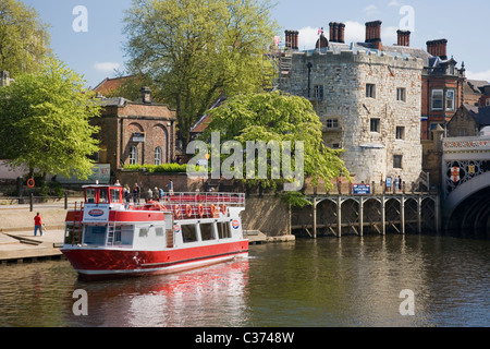 Offenen Sightseeing-Boot auf dem Fluss Ouse Lendal Bridge, York, North Yorkshire, UK Stockfoto