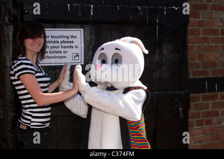 Bitte waschen Sie Ihre Hände Zeichen  People auf dem Bauernhof Streichelzoo an Tatton Park, Manchester UK   Maskottchen Hase Figur Gruß Besucher. Stockfoto