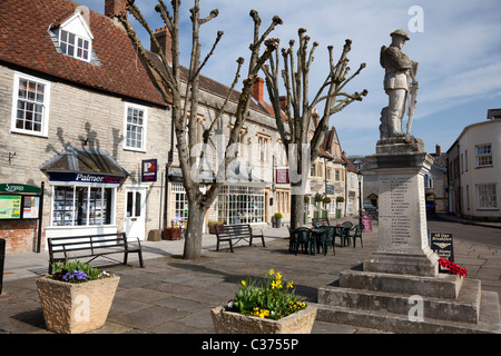 Platz im Zentrum Stadt mit Kriegerdenkmal Marktplatz, Somerton, Somerset Stockfoto