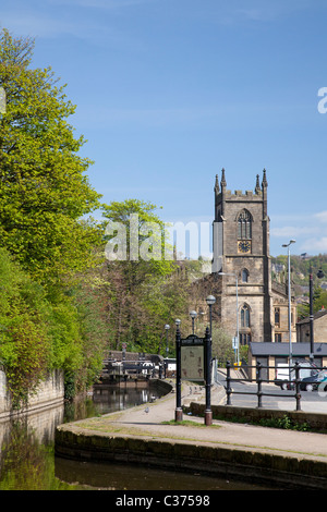 Tuel Lane Sperre für den Rochdale Kanal mit Christ Church in den Hintergrund, Sowerby Bridge, West Yorkshire Stockfoto