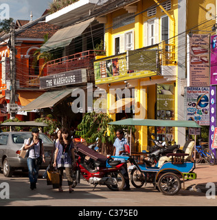 Käufer in den wichtigsten Einkaufs- und Restaurant Straße in der Nähe von dem alten Markt, Siem Reap, Kambodscha Stockfoto