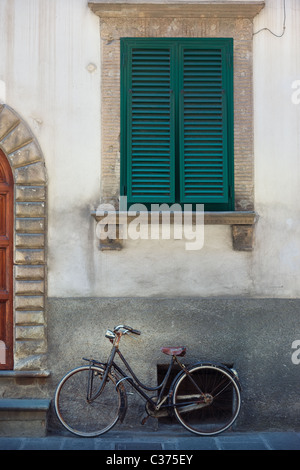 Altes Fahrrad vor dem Haus. Italien Stockfoto