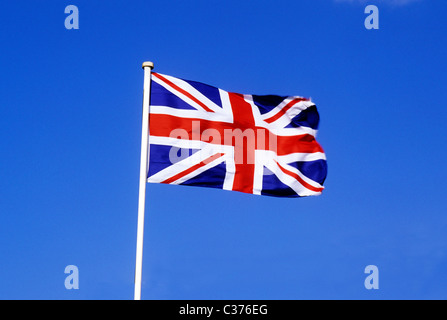 Union Jack Flagge britische nationale Fahnen Fahnenmast Pole Pole UK fliegen im Wind Flagstaff England UK Englischrot weiß und blau Stockfoto