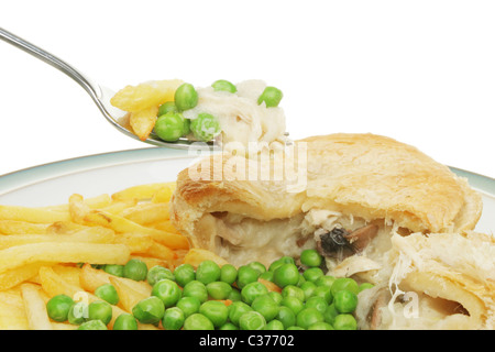 Chicken Pie Chips und Erbsen mit einer Portion auf einer Gabel Stockfoto
