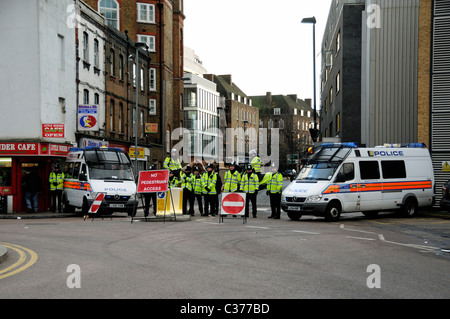 Polizei-Blockade außerhalb Emirates Stadion von Arsenal, Anhänger mit Holloway Road Station London England UK zu stoppen Stockfoto