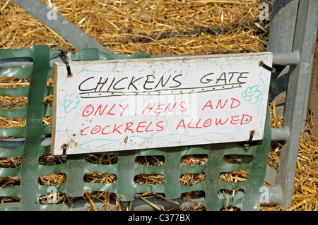 Schild mit der Aufschrift Hühner Tor, nur Hühner und Hähne erlaubt, Hackney City Farm London England UK Stockfoto