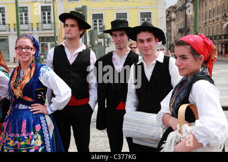 Volkstänzer in der Tracht des Minho Region Portugals. Stockfoto