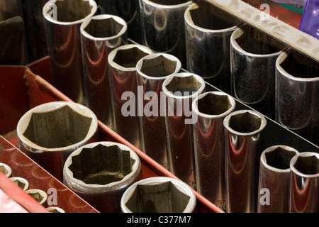 Nahaufnahme Makroaufnahme einer Mechaniker-Tools in einem Werkzeugkasten Stockfoto