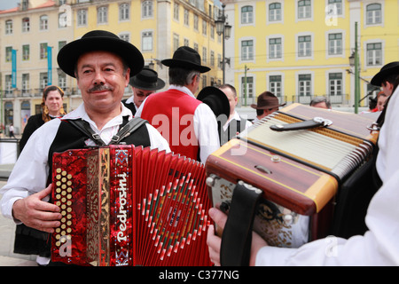 Akkordeonspieler aus einer portugiesischen Folkloregruppe trägt die Tracht der Region Minho. Stockfoto