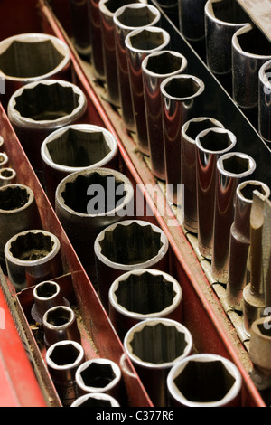 Nahaufnahme Makroaufnahme einer Mechaniker-Tools in einem Werkzeugkasten Stockfoto