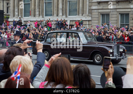 Kate Middleton und ihr Vater auf dem Weg zur Westminster Abbey, London, für die königliche Hochzeit Stockfoto
