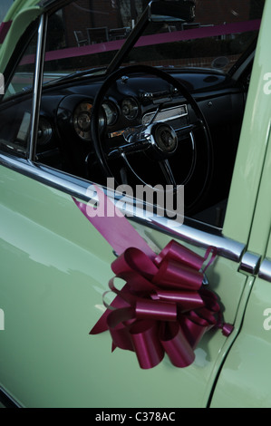Amerikanische Buick Oldtimer Hochzeitsauto mit Details von Chrome am Türgriff mit Blumenstrauß Burgund zur Stockfoto