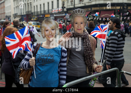 Ein paar Frauen mit Maske in London für die königliche Hochzeit von Prinz William und Kate Middleton Stockfoto