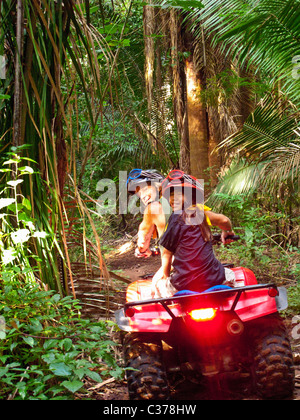 Mann und Mädchen reiten Dune buggy Stockfoto