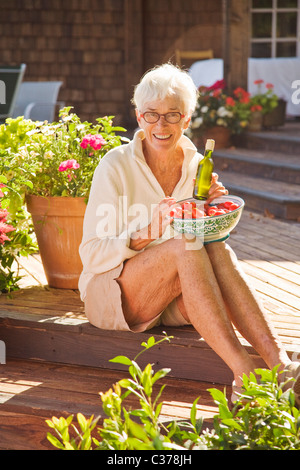 ältere Frau Holding Tomaten im freien Stockfoto
