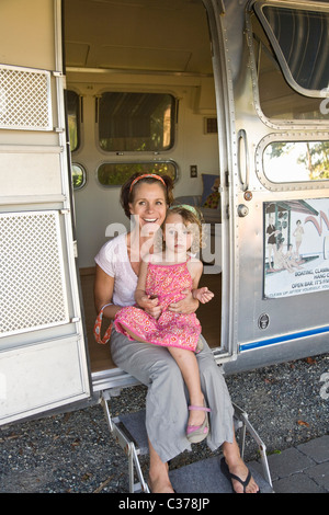 Frau und Mädchen in der Tür des Wohnmobil Stockfoto