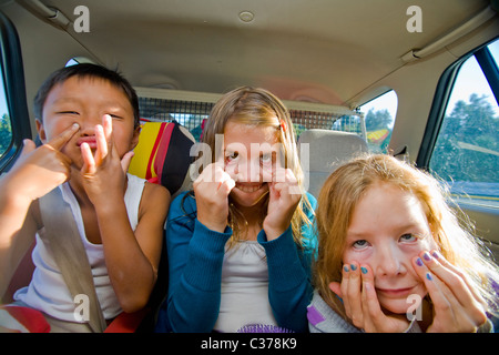 Kinder im Auto Grimassen Stockfoto