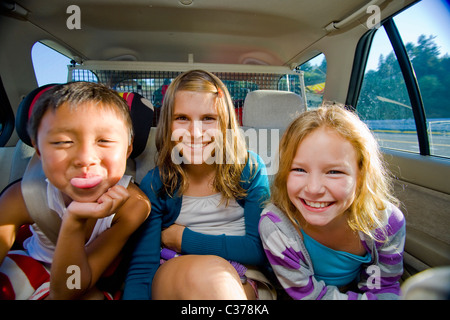 Kinder im Auto Grimassen Stockfoto