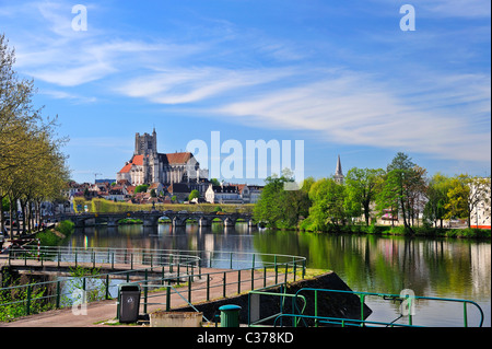 Die Kathedrale von Saint-Etienne in Auxerre, vom Fluss Yonne. Platz für Text in den Himmel. Stockfoto