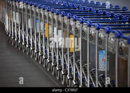 Wagen am Flughafen in Südasien Indien Bengaluru Stockfoto