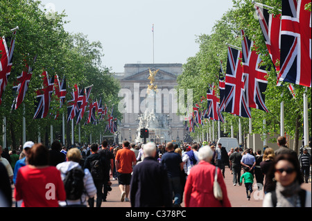 Blick auf Menschen, die ein Spaziergang entlang der Mall London ausgekleidet mit Union Jack-Flaggen Stockfoto