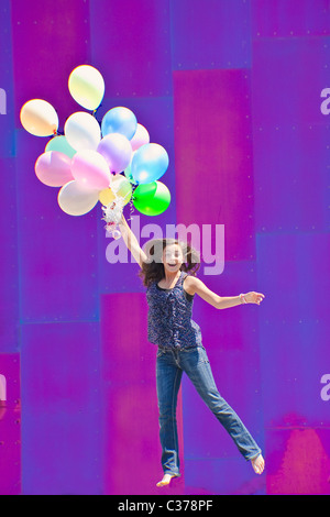 Teen Mädchen halten Haufen Luftballons Stockfoto