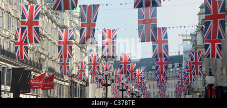 Blick hinauf auf Zeilen viele Union Jack-Flaggen hängen oben Regent Street in London Stockfoto