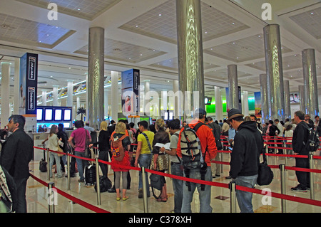 Passkontrolle in Ankunftshalle, Emirates Terminal 3, Dubai International Airport, Al Garhoud, Dubai, Vereinigte Arabische Emirate Stockfoto