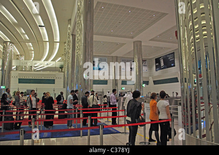 Passkontrolle in Ankunftshalle, Emirates Terminal 3, Dubai International Airport, Al Garhoud, Dubai, Vereinigte Arabische Emirate Stockfoto