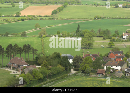 Blick nach Norden über das Dorf Poynings und die umliegende Landschaft von South Downs National Park. Stockfoto