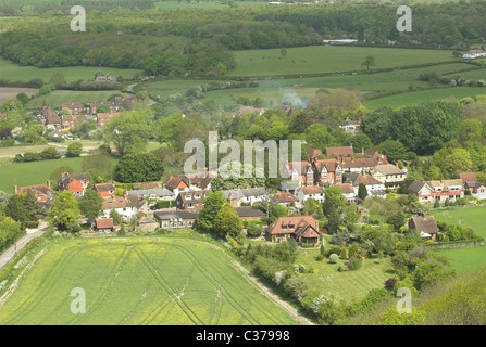 Blick nach Norden über das Dorf Poynings und die umliegende Landschaft von South Downs National Park. Stockfoto