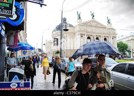 Regnerischen Straßenszene mit Lviv Opera House im Hintergrund, Ukraine Stockfoto